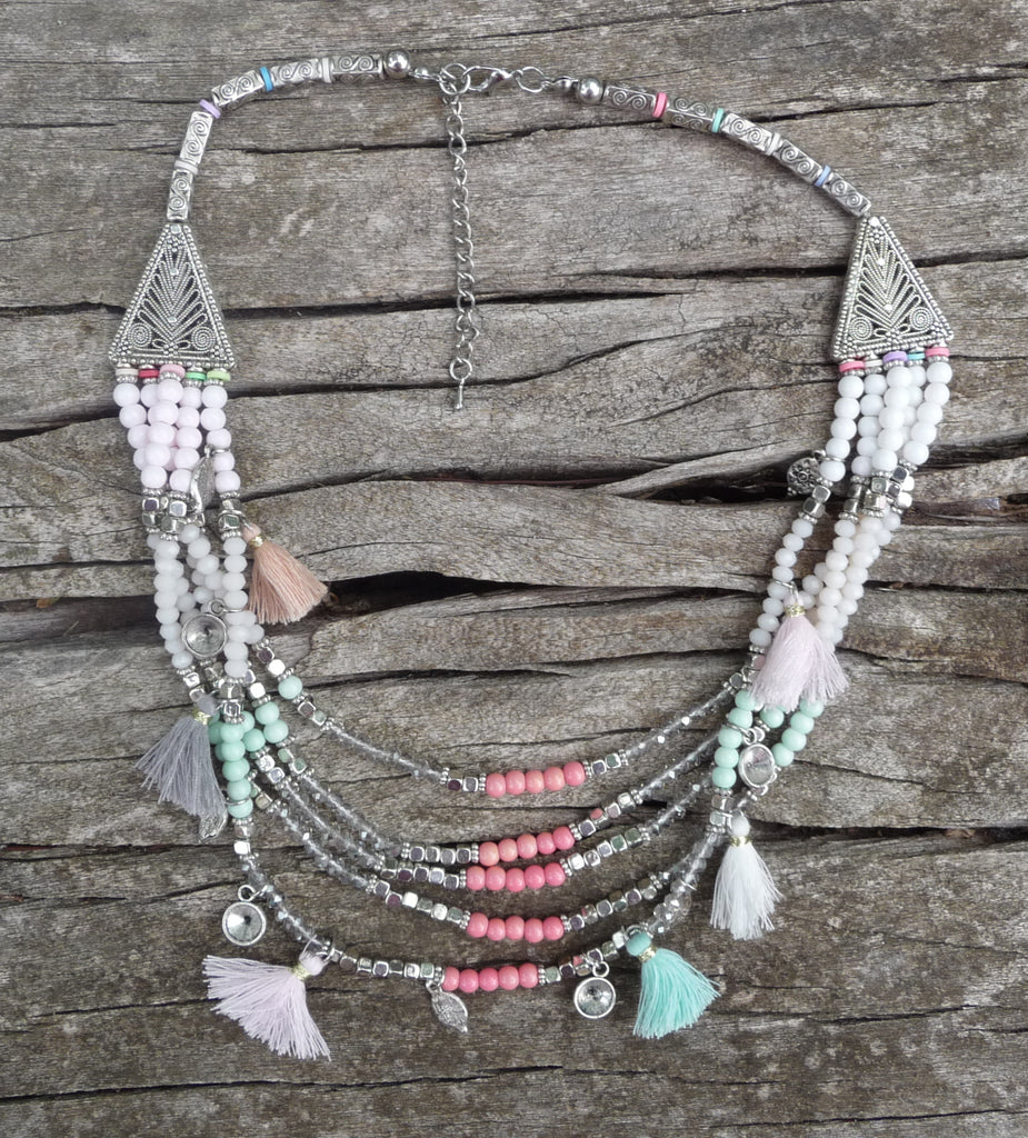 Collier multirangs bohème boho gipsy avec pompons et perles