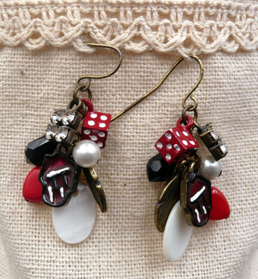 Boucles d'oreilles avec breloques petits dés, feuilles et strass