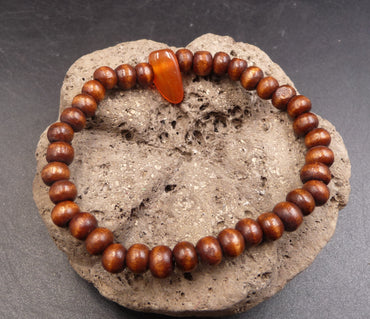 Bracelet ethnique en bois et cornaline
