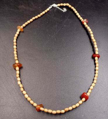 Collier ethnique en bois et cornaline