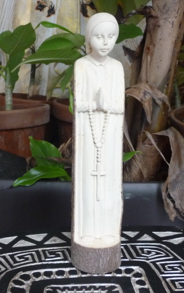 Vierge Marie en bois sacré sculptée dans une branche