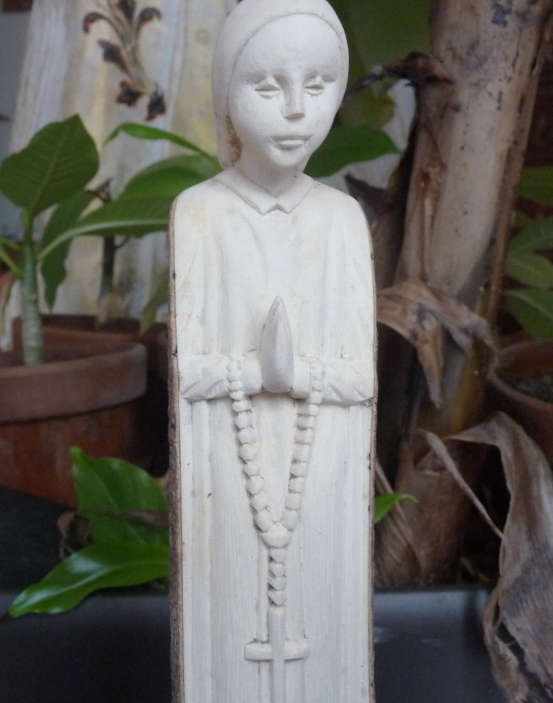 Vierge Marie en bois sacré sculptée dans une branche