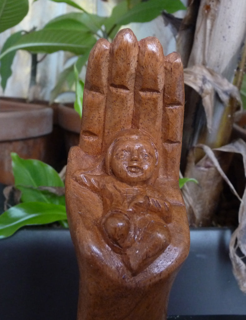 Statuette bébé sculpté dans une main en bois de Madagascar