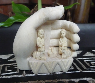 Crèche de Noël 5 santons dans une main en bois