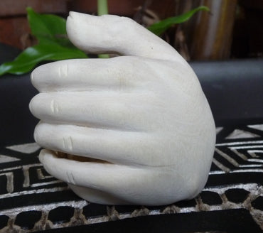 Crèche de Noël 5 santons dans une main en bois