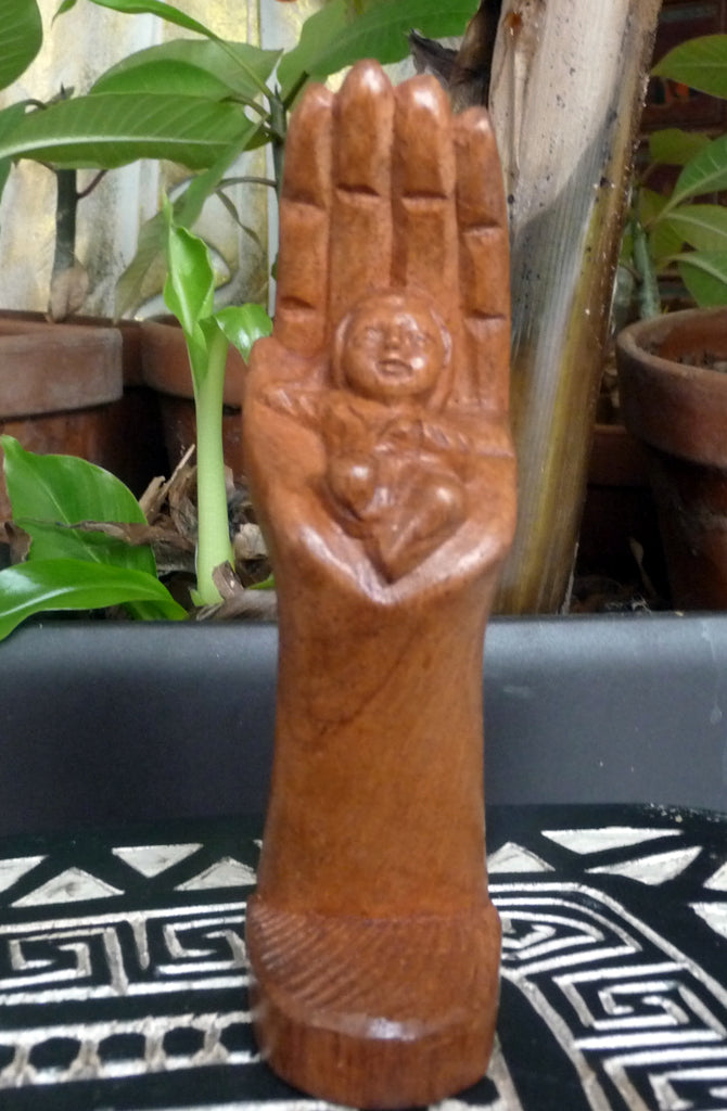 Statuette bébé sculpté dans une main en bois de Madagascar