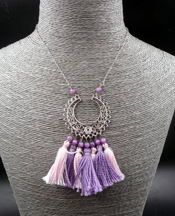 Collier bohème boho chic avec pompons roses et violets
