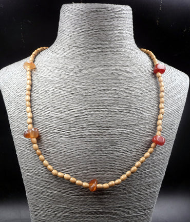 Collier ethnique en bois et cornaline
