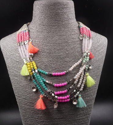 Collier multirangs bohème boho gipsy avec pompons et perles