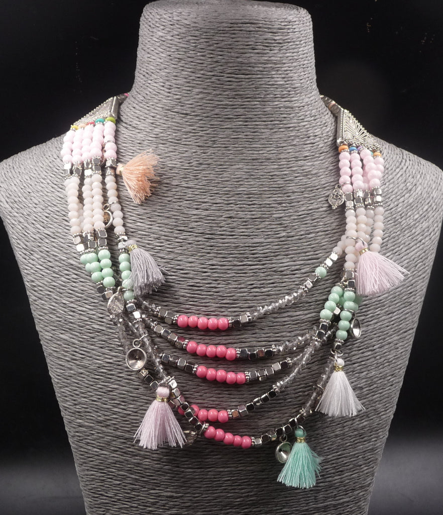 Collier multirangs bohème boho gipsy avec pompons et perles