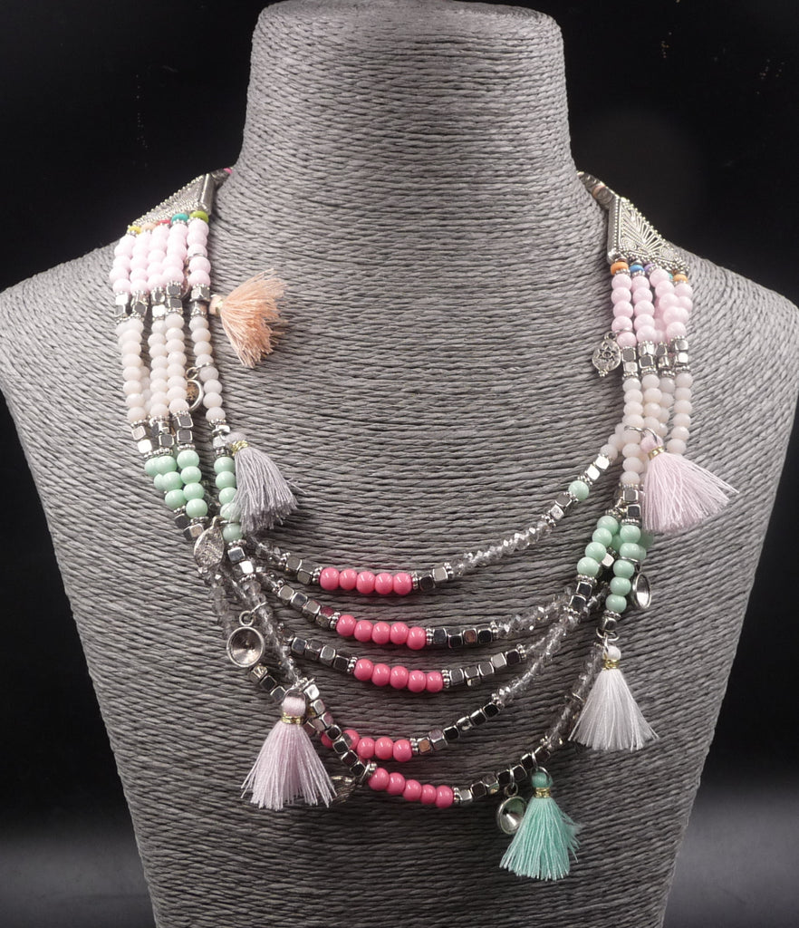 Collier de créateur multirangs bohème boho gipsy avec pompons et perles