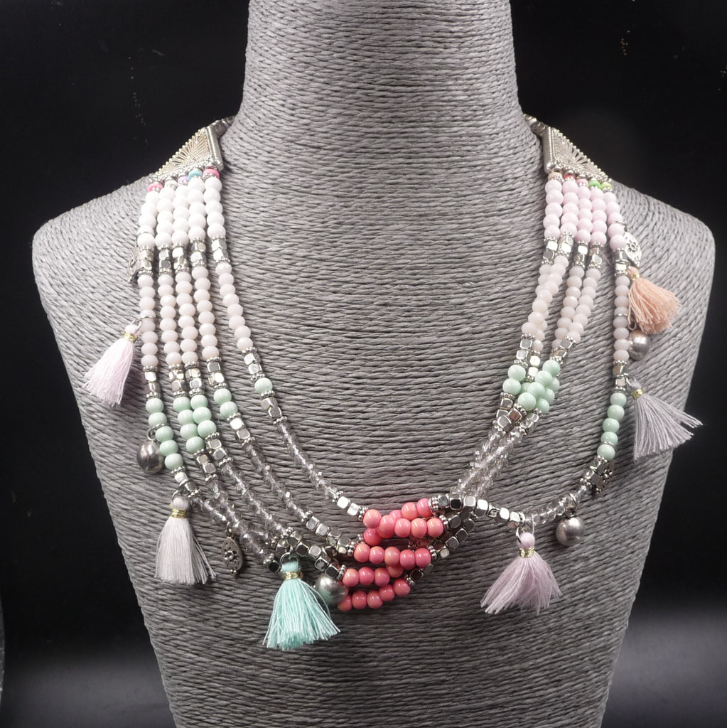 Collier de créateur multirangs bohème boho gipsy avec pompons et perles