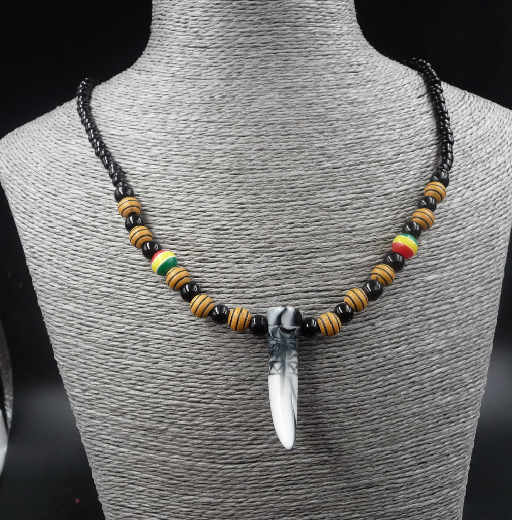 Collier Africain rasta en bois pendentif en os de buffle gravé - Artisanat du Sénégal