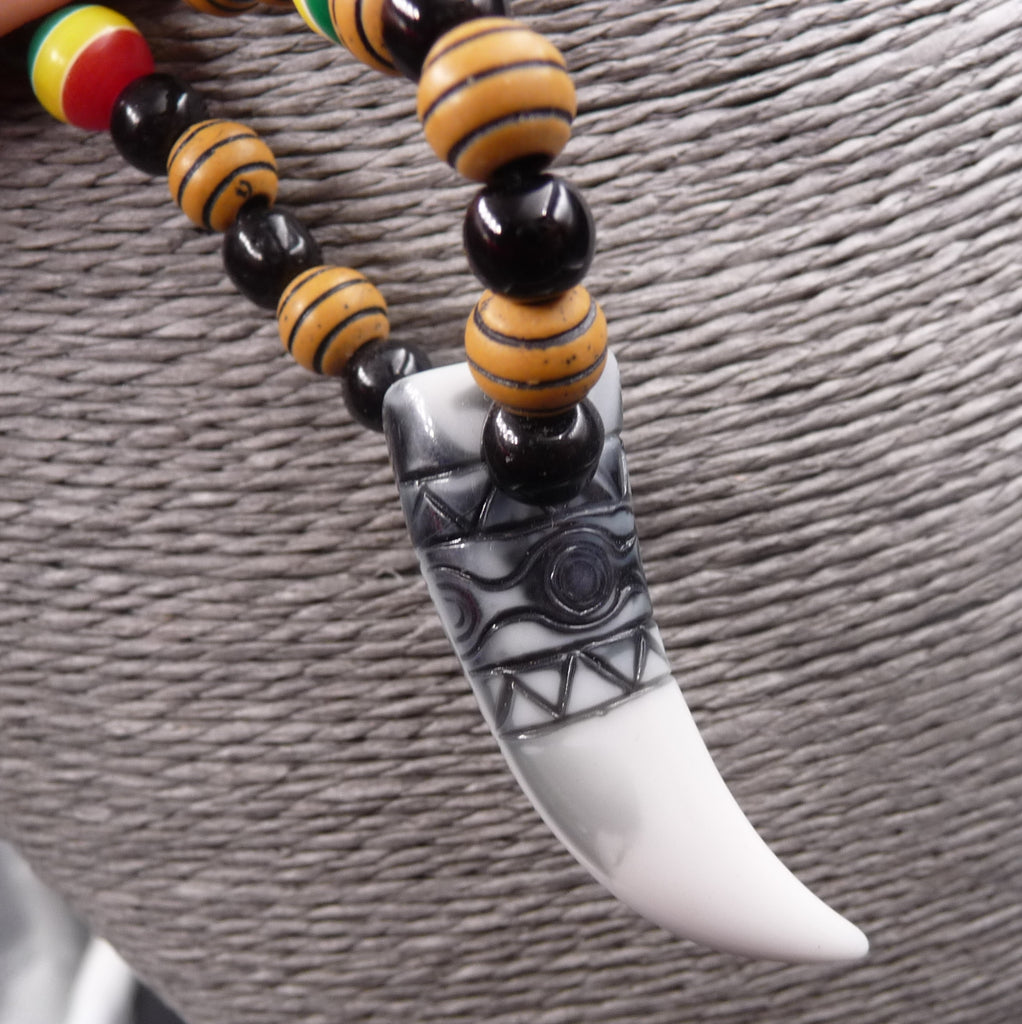 Collier Africain rasta en bois pendentif en os de buffle gravé - Artisanat du Sénégal