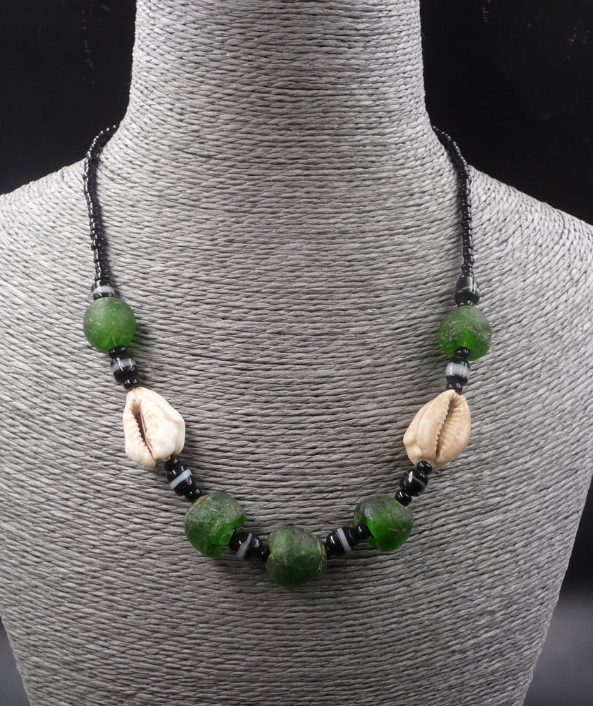 Collier Africain en pâte de verre, perles de verre et coquillage Cauri Porte-Bonheur