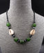 Collier Africain en pâte de verre, perles de verre et coquillage Cauri Porte-Bonheur