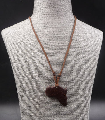 Collier ethnique avec pendentif en bois de cocotier forme carte de l'Afrique