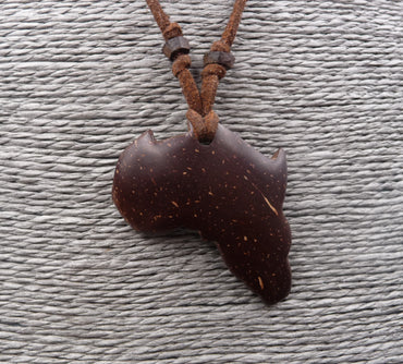 Collier ethnique avec pendentif en bois de cocotier forme carte de l'Afrique