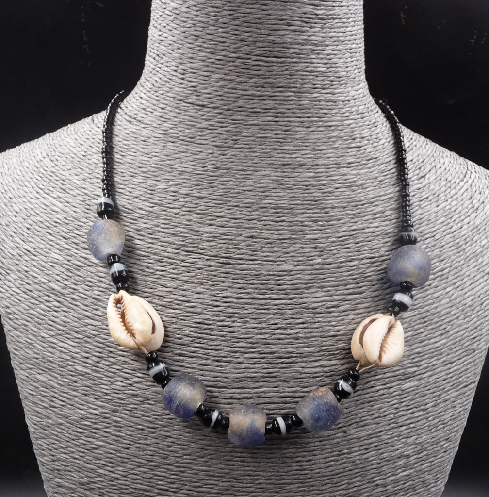 Collier Africain en pâte de verre bleue, perles de verre et coquillage Cauri Porte-Bonheur