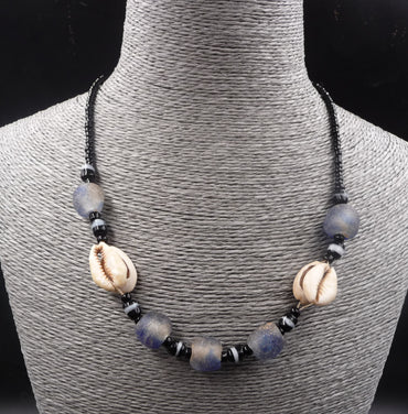 Collier Africain en pâte de verre bleue, perles de verre et coquillage Cauri Porte-Bonheur