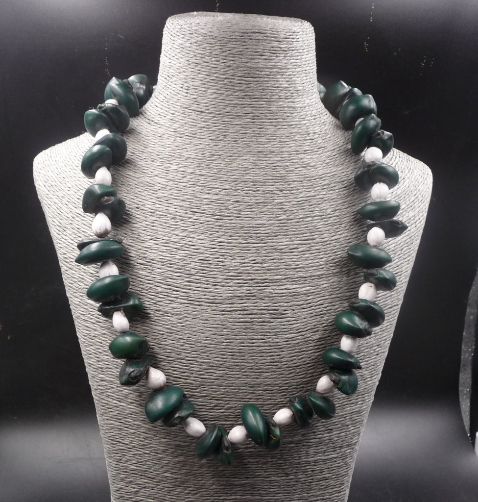 Collier ethnique en graines naturelles de Madagascar