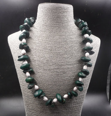 Collier ethnique en graines naturelles de Madagascar