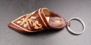 Porte-clés babouche traditionnelle berbère en cuir de chameau
