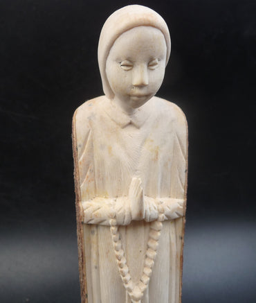 Vierge Marie en bois sacré sculptée dans une branche