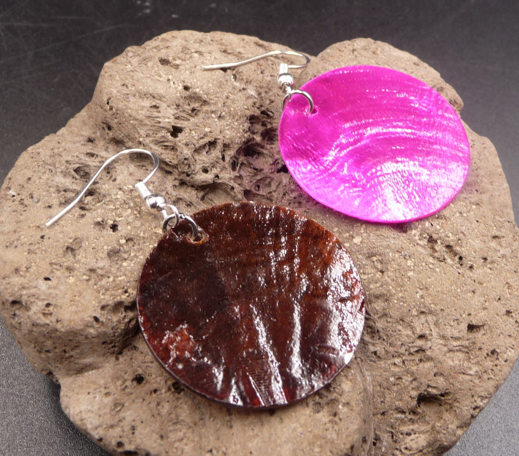 Boucles d'oreilles en nacre marron et rose fuschia.  Crochets en argent 925