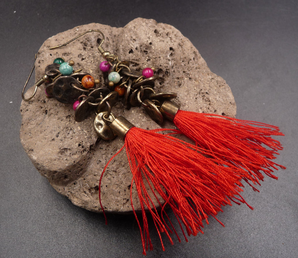 Boucles d'oreilles orientales pompons rouges, pampilles et perles en jaspe