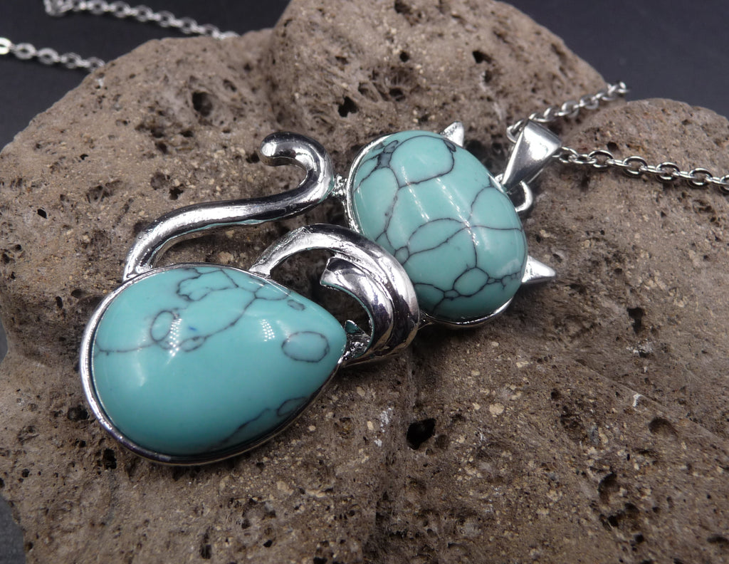 Collier argenté avec pendentif chat en Howlite turquoise du Brésil