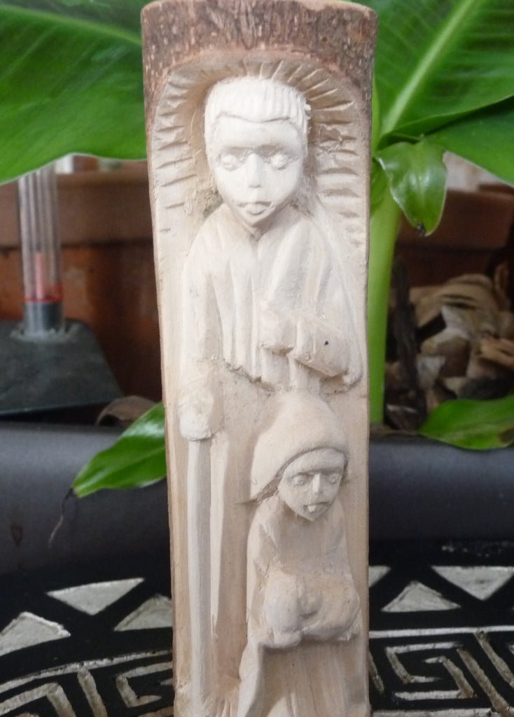 Crèche de Noël en bois de fazanava sculptée dans une branche