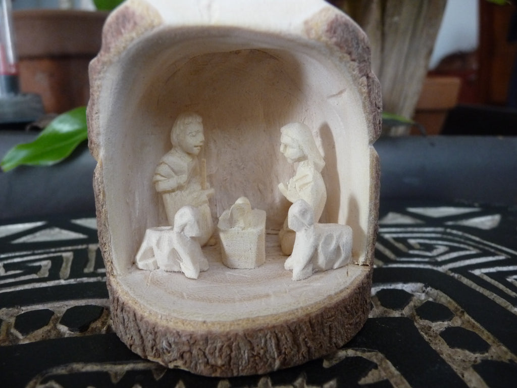 Crèche de Noël 5 santons forme cabane en bois sacré Mpanjaka