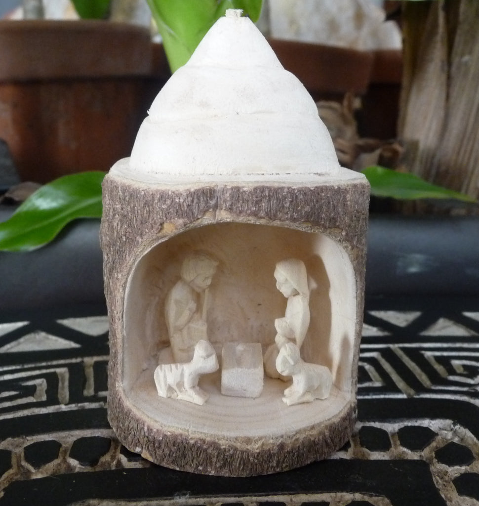 Crèche de Noël 5 santons forme hutte en bois sacré Mpanjaka
