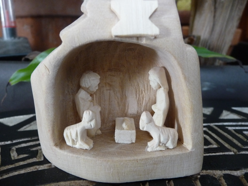 Crèche de Noël 5 santons en bois sacré Mpanjaka forme sapin de Noël