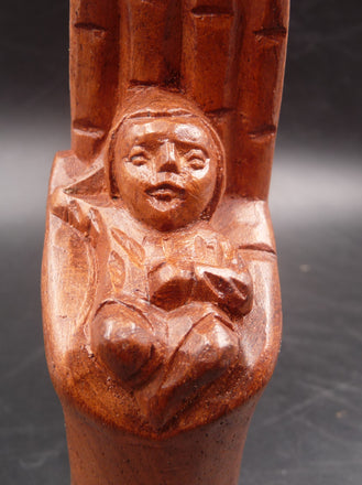 Statuette bébé sculpté dans une main en bois de Madagascar