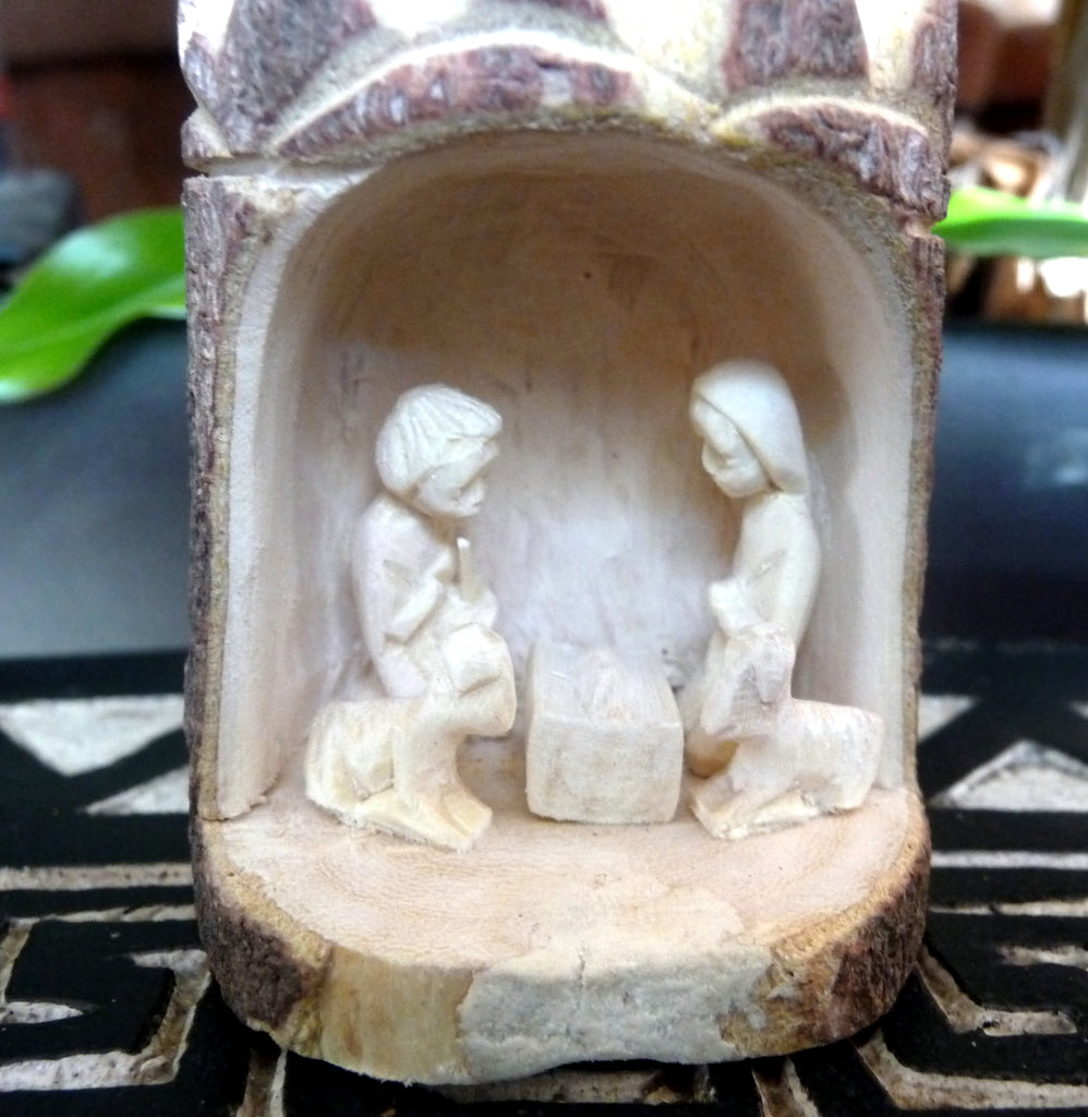 Crèche de Noël 5 santons forme hutte en bois sacré Sambava
