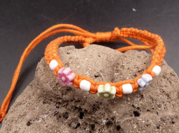 Bracelet macramé orange avec perles fleurs
