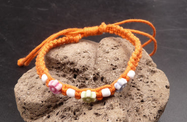 Bracelet macramé orange avec perles fleurs