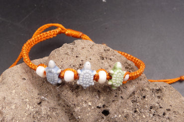 Bracelet macramé orange avec perles tortues