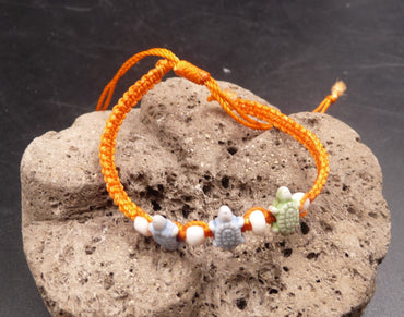 Bracelet macramé orange avec perles tortues