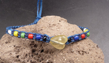 Bracelet macramé avec perles multicolores et breloque coeur