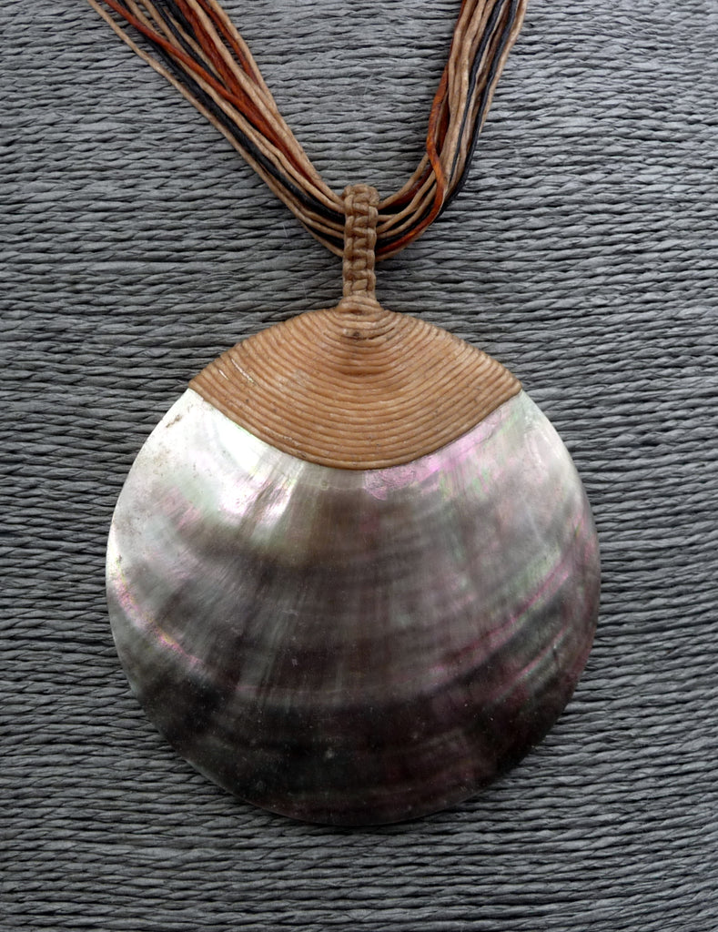 Collier avec pendentif en nacre de Polynésie Tahiti