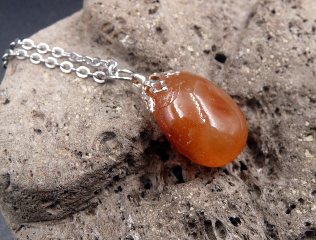 Collier avec pendentif en cornaline