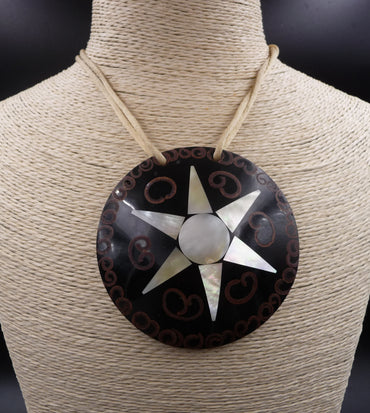 Collier avec pendentif en nacre, bois de cocotier et cannelle, forme étoile