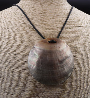 Collier avec pendentif en nacre de Polynésie Tahiti