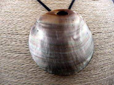 Collier avec pendentif en nacre de Polynésie Tahiti