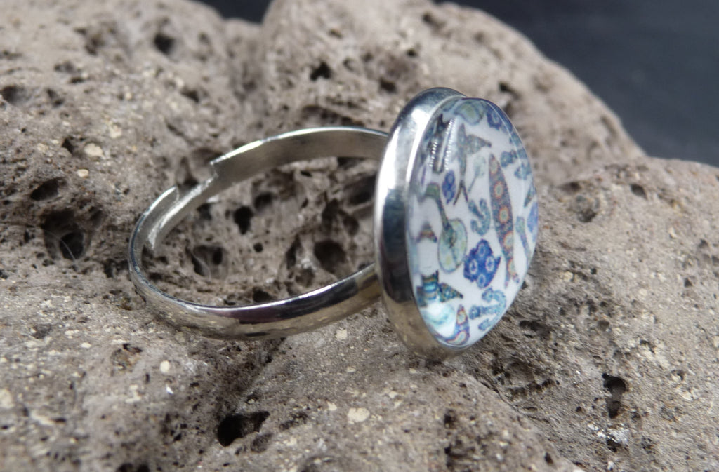 Bague originale motif poissons cabochon en verre