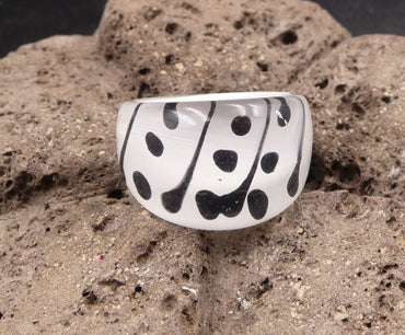 Bague noire et blanche avec peinture tachetée - Taille 55