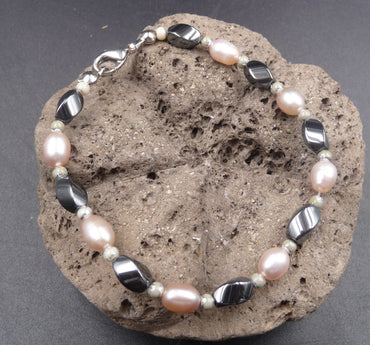 Bracelet en perles de culture et pierre naturelle hématite